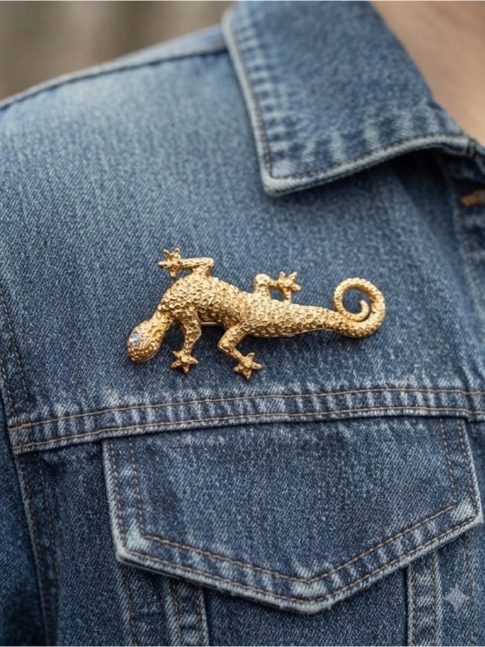 Gold Gecko Reptile Brooch - Decorative Pet-Inspired Pin - Picture 1 of 10
